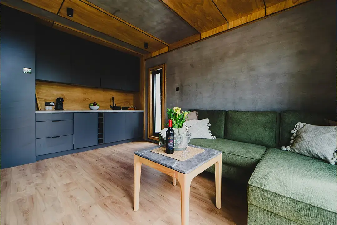 Wnętrze U-Module — salon z aneksem kuchennym
