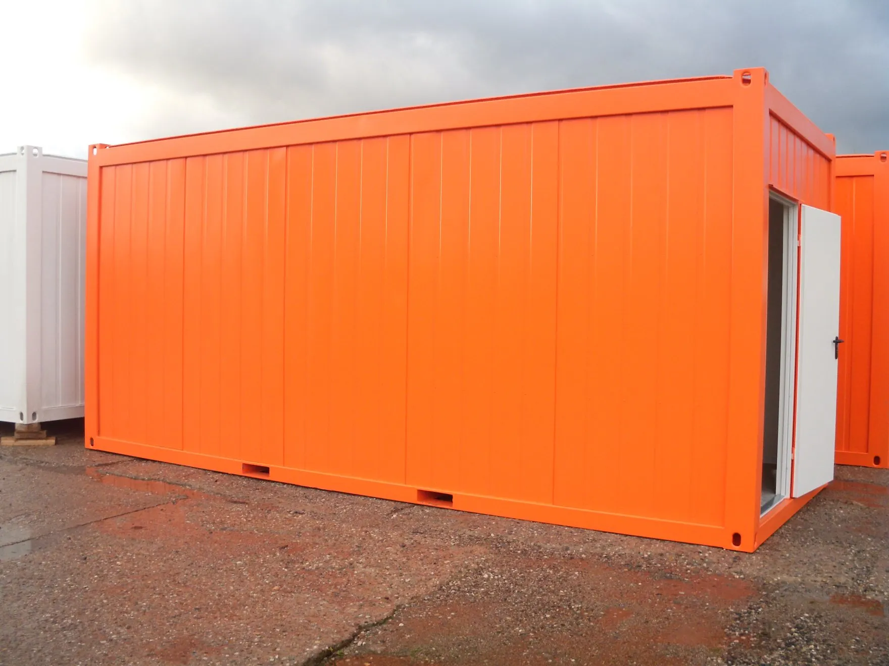 Kontener sanitarny SB6 z toaletami i prysznicami — 6,06 × 2,44 m, 14,7 m² — AB-Cont s.r.o.
