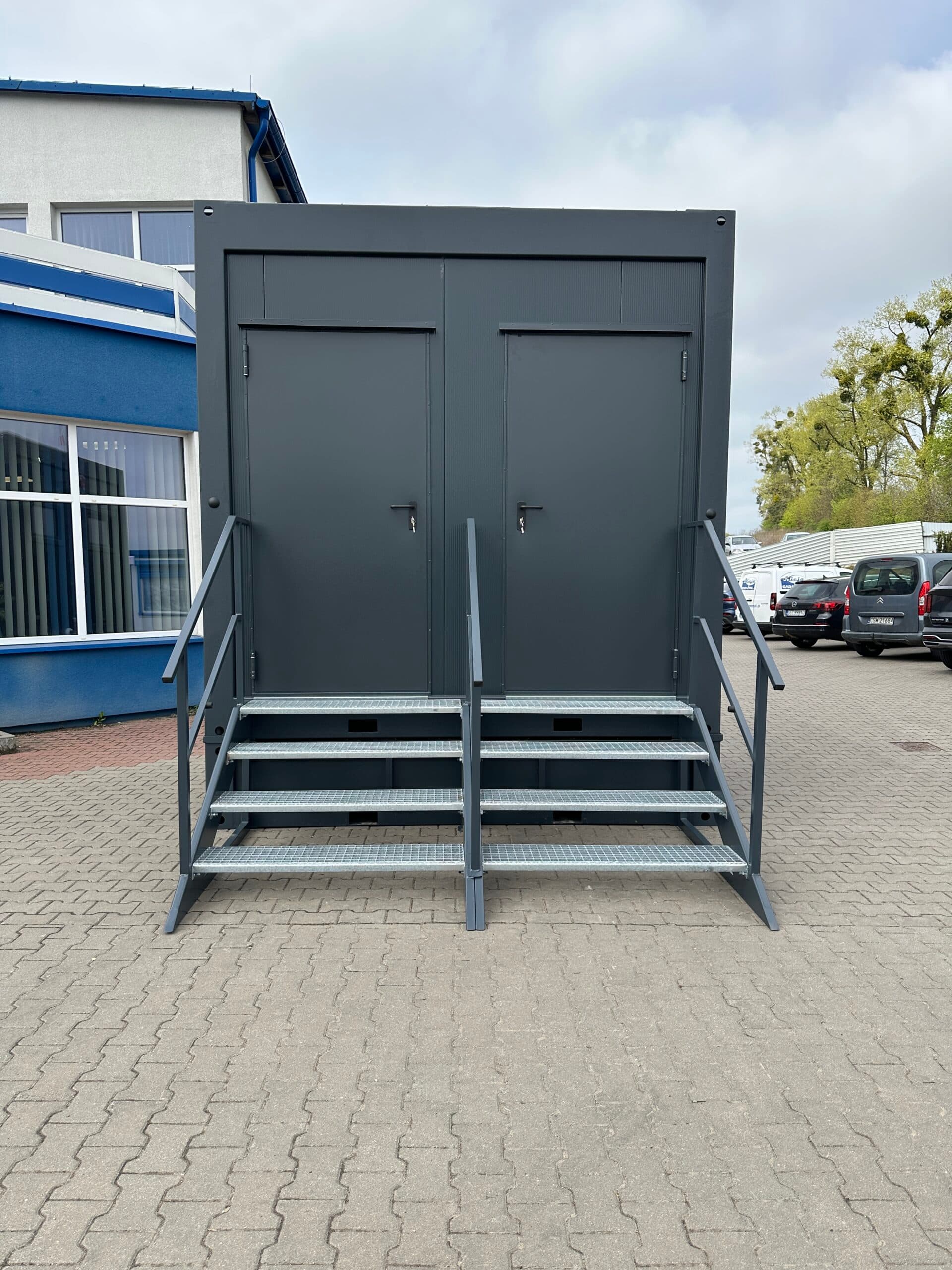 Kontener sanitarny 3000 × 2000 mm ze zbiornikiem i schodami — damsko-męski — Alicja Garażyki Krzysztof Gębala