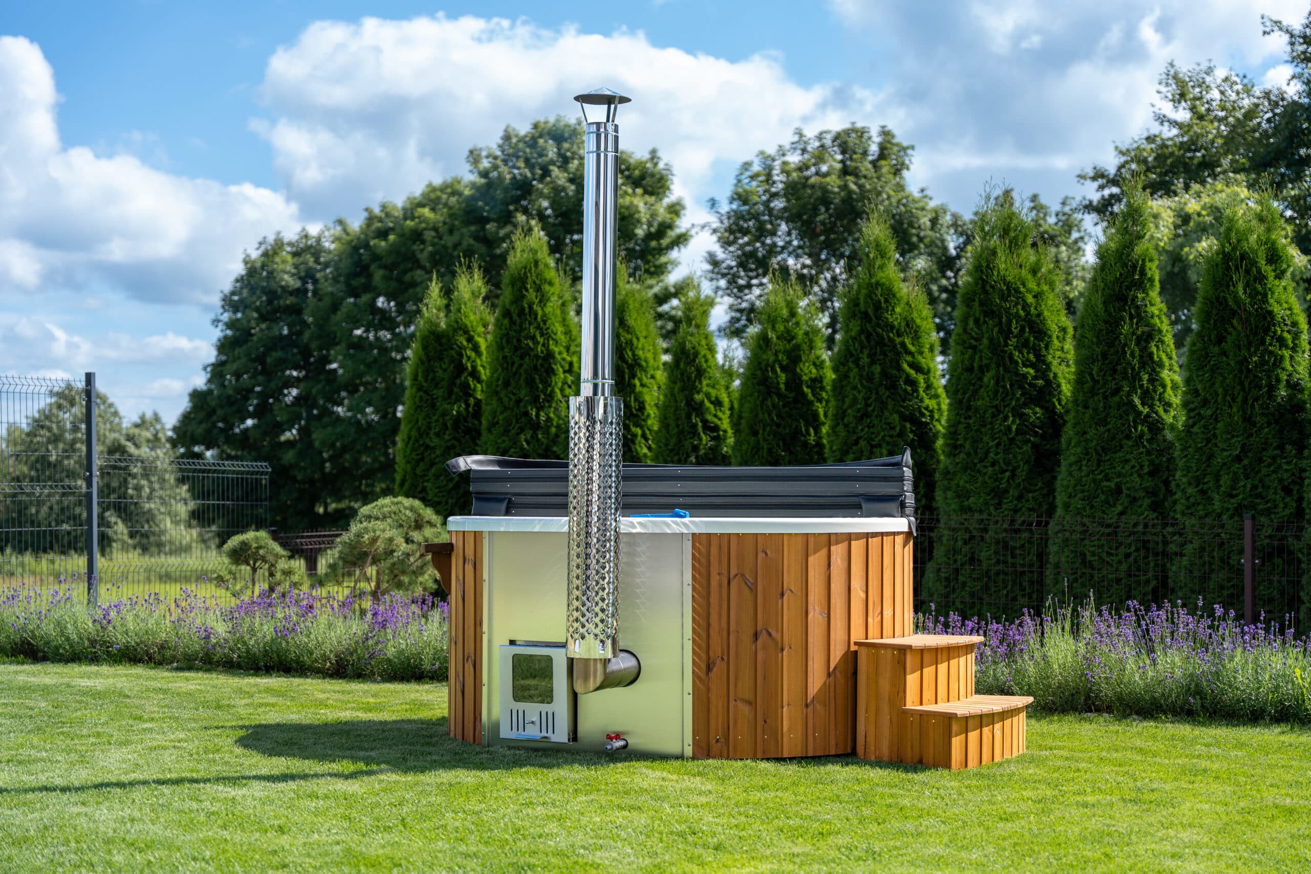 Balia akrylowa okrągła z piecem zintegrowanym — Ø 200 cm, 4–5 osób — model domu