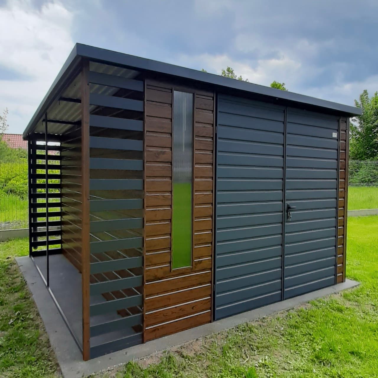 Domek narzędziowy blaszany 3,5×4 m z drewutnią — orzech — model domu