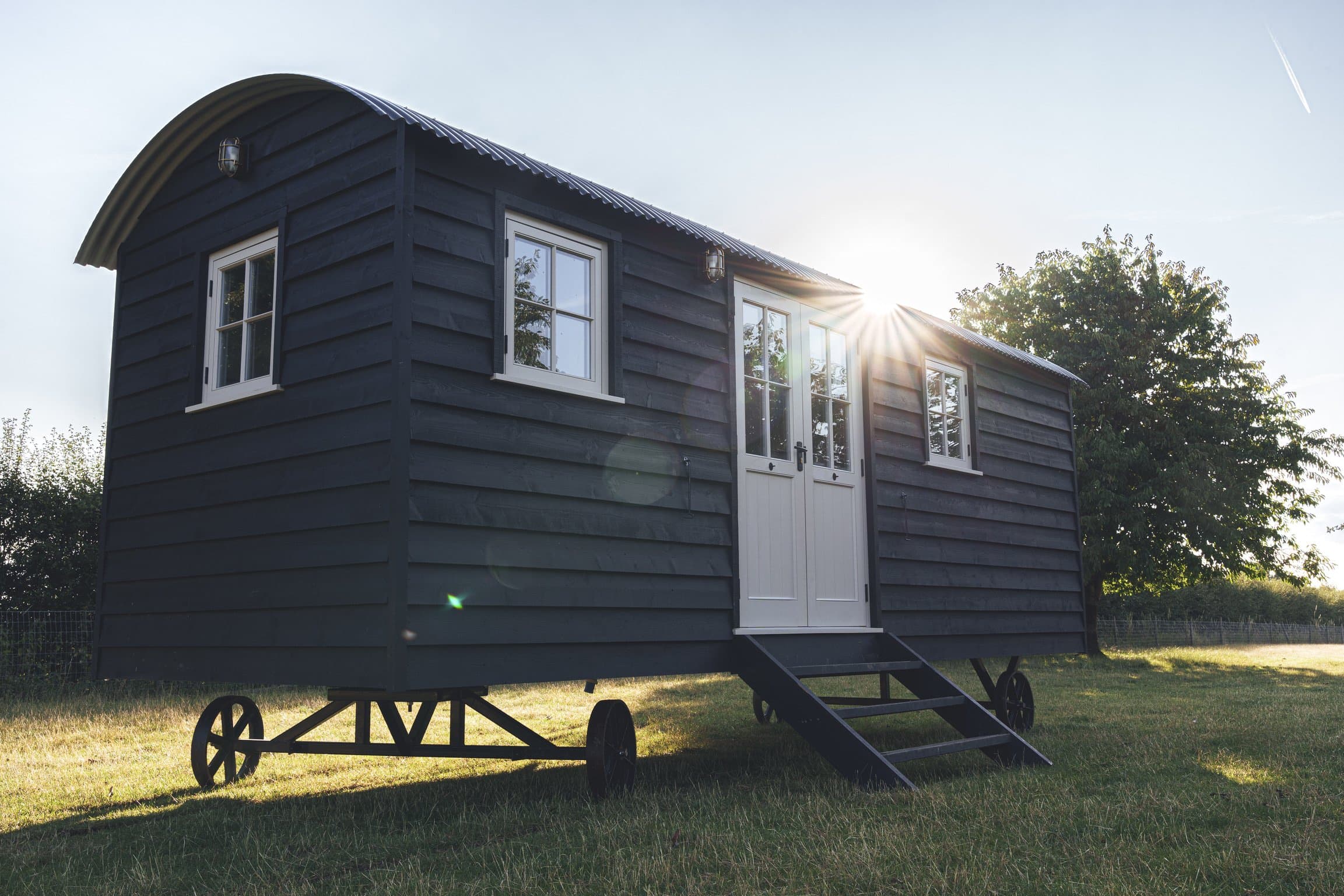 Wóz pasterski Waltham z kuchnią i łazienką — 18 × 8 ft (5,5 × 2,4 m) — Arbor Shepherd Huts Ltd