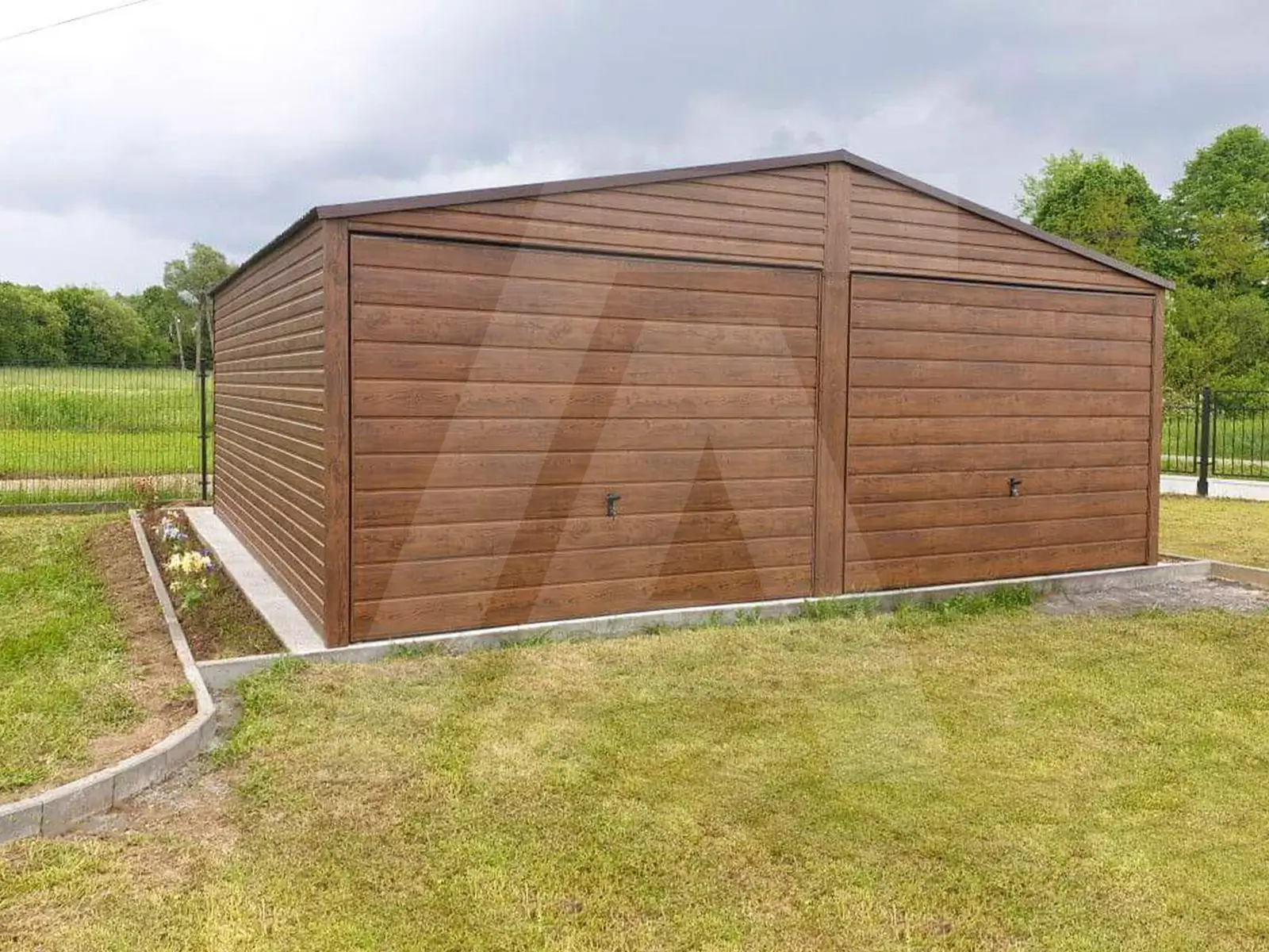 Garaż blaszany 6 × 5,5 m dwuspadowy, złoty dąb — AT-STAL Firma Handlowo-Produkcyjna (Katarzyna Kruszyna-Opach)