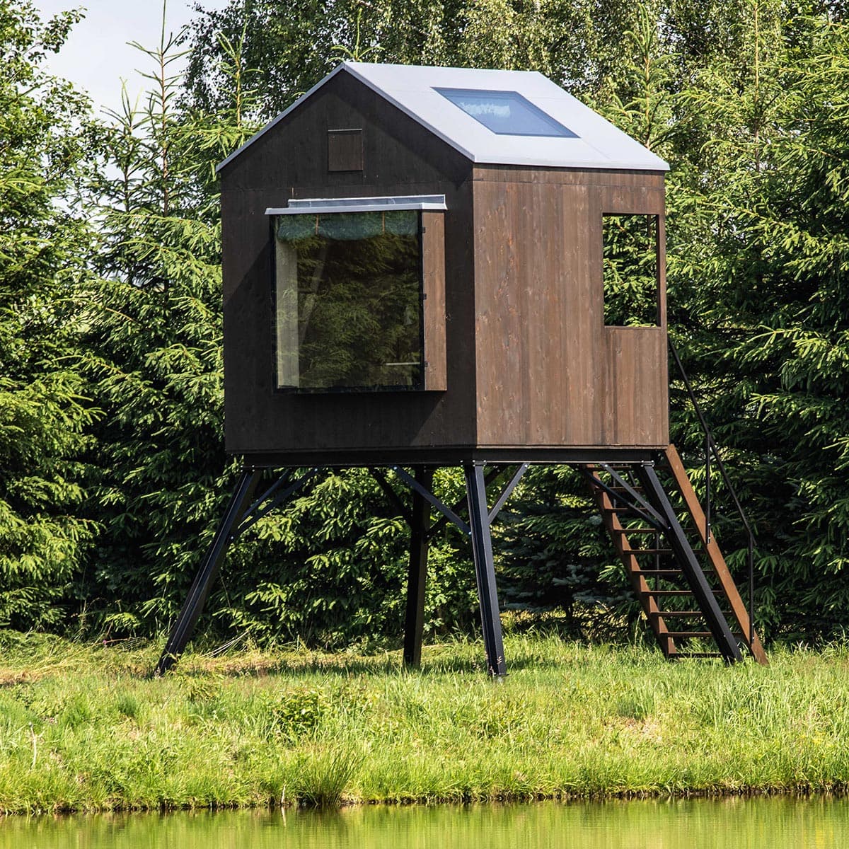 Posed glampingowy Domeček — 2,6 × 3 m z antresolą — BAYAYA s.r.o.