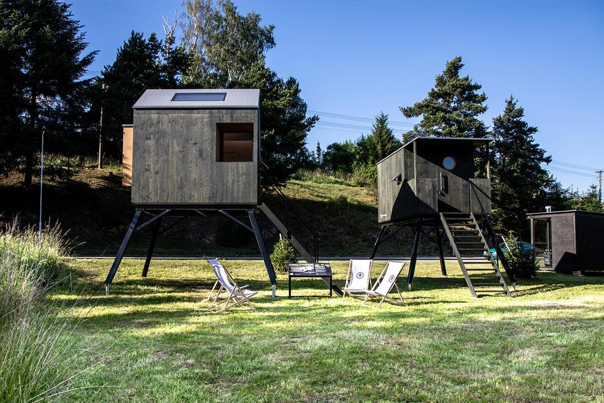 Posed glampingowy Krabička — 2 × 4 m na stalowych nogach — BAYAYA s.r.o.