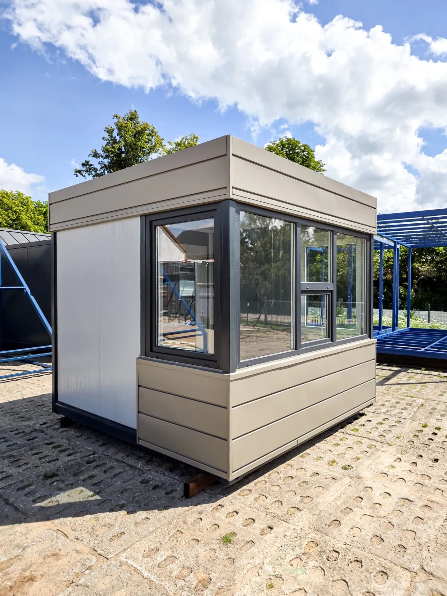 Kontener stróżówka 3 × 3 m z oknem podawczym — model domu