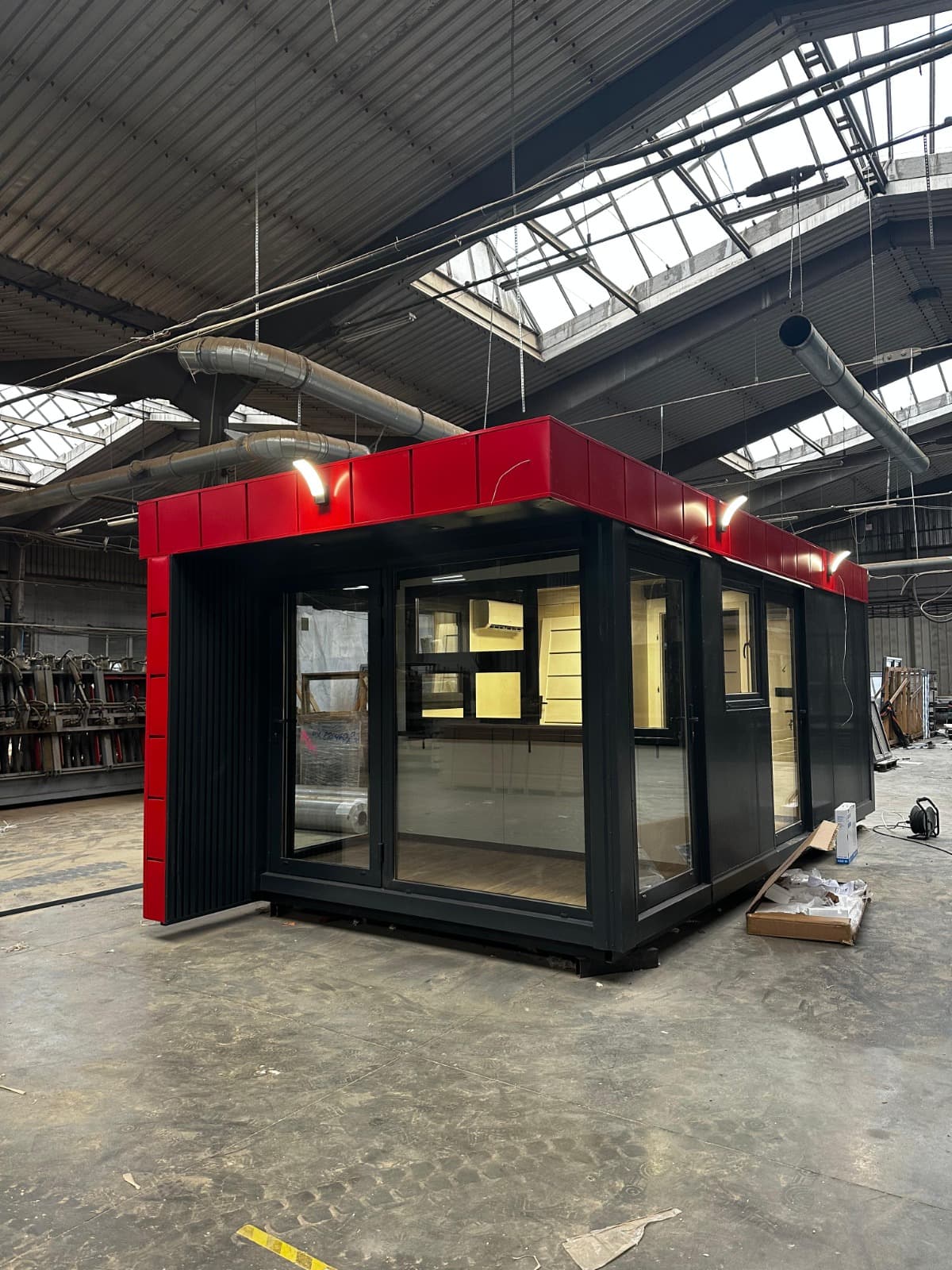 Stróżówka kontenerowa 7 × 3 m z zapleczem socjalnym — model domu
