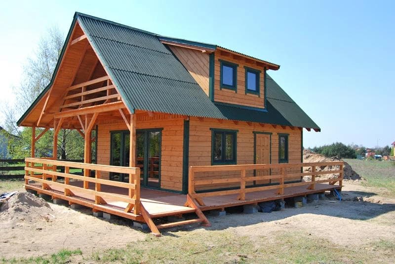Dom szkieletowy Danmar VII — z poddaszem, tarasem i wiatą, 42 m² zabudowy — model domu