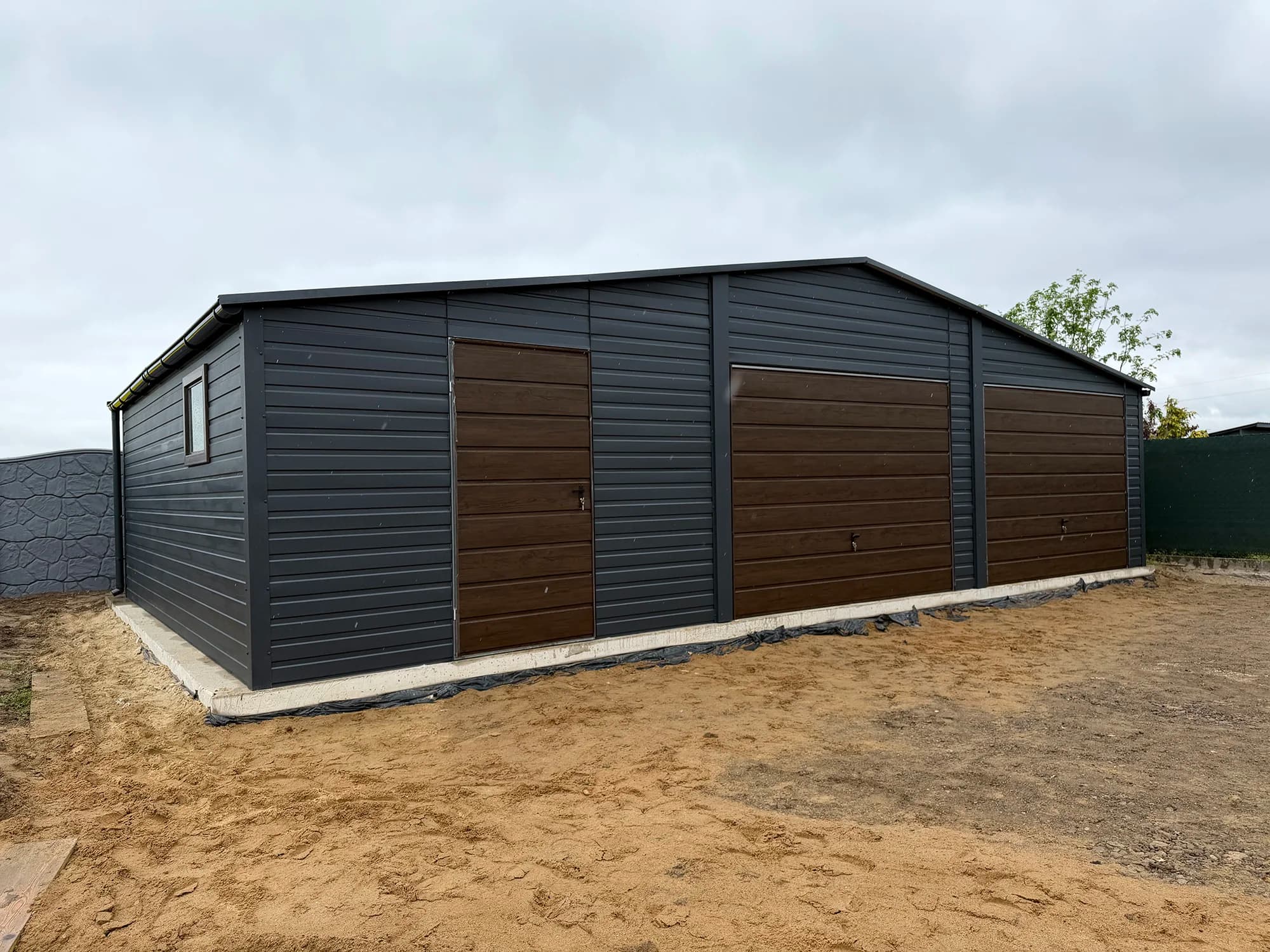 Garaż blaszany dwustanowiskowy Grafit BTX 7016 — 10 × 6 m, 60 m² — DELUXSTAL Grzegorz Rus