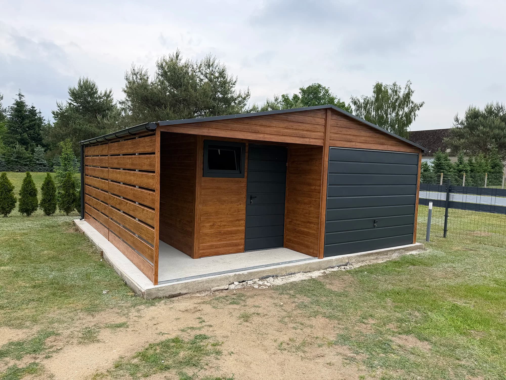 Garaż blaszany Złoty Dąb z wiatą boczną i wnęką — 6 × 6 m, 36 m² — DELUXSTAL Grzegorz Rus