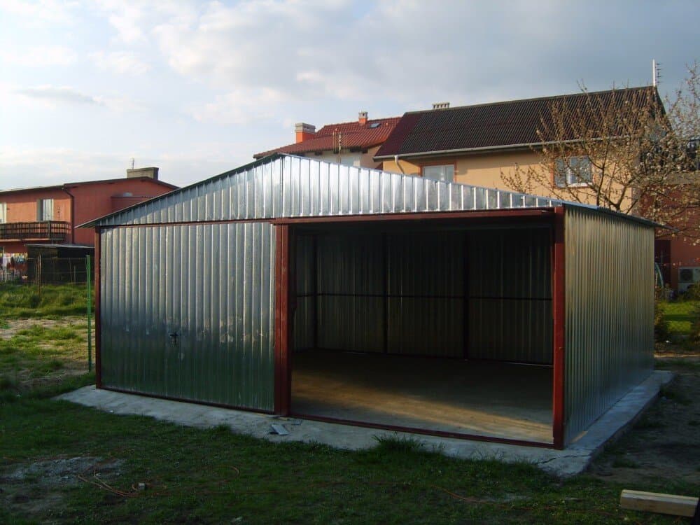 Garaż blaszany dwustanowiskowy 6×5 m, dach dwuspadowy, bramy uchylne — ok. 30 m² — FPUH Didex-Stal Aneta Bąbel