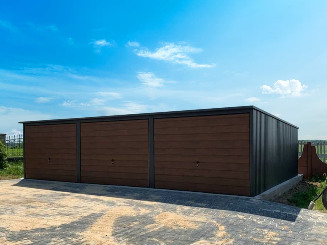Garaż trzystanowiskowy Prémium 9 × 5 m, orzech + głęboka czerń — Dkmobile-Garage s.c. (DK Mobil Garázs)