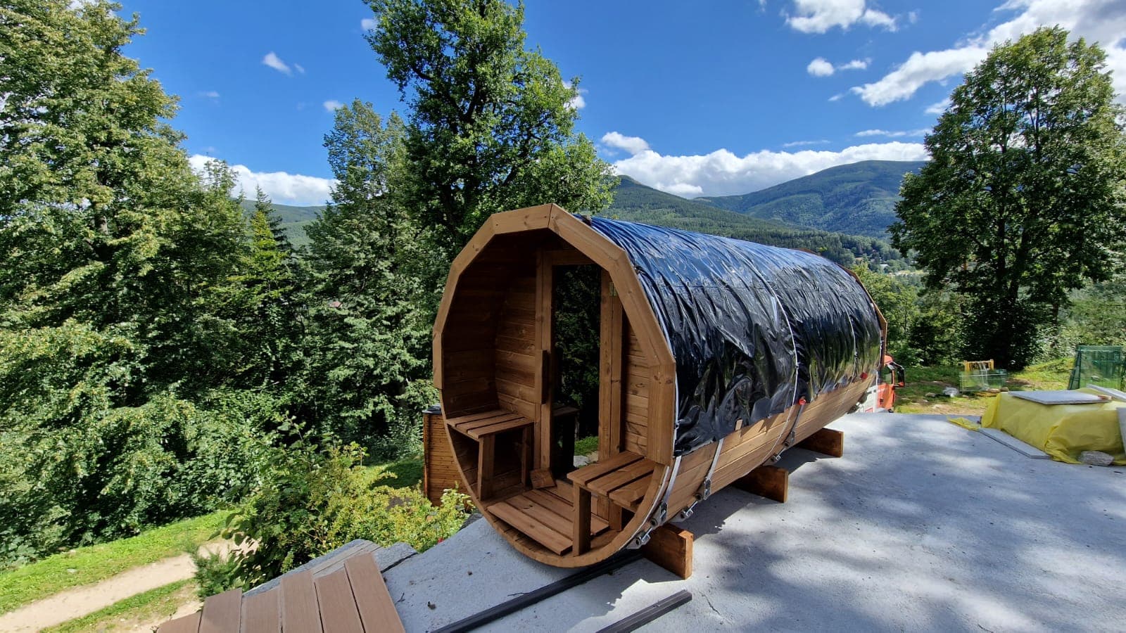 Sauna beczka 350 THERMO z przedsionkiem i balkonem — 3,5 × 2,0 m — model domu