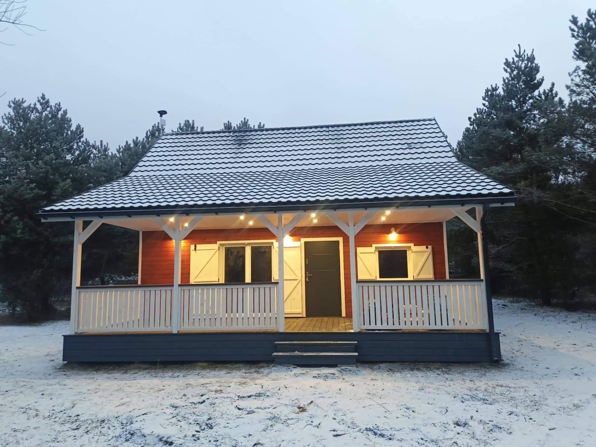 Dom drewniany całoroczny z poddaszem — 8,5 × 5 m z tarasem — DREW-HOUSE Piotr Korab