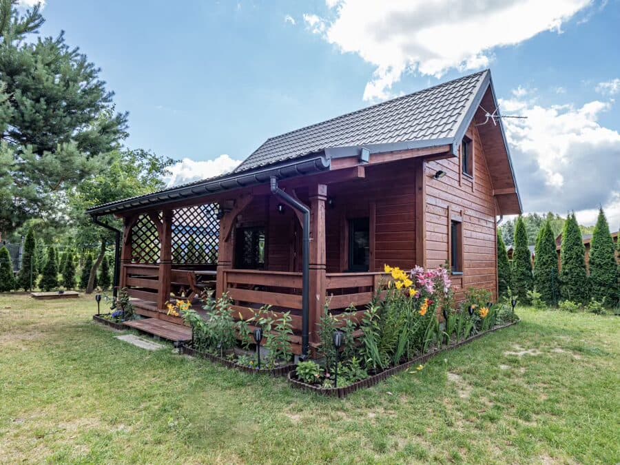Dom drewniany parterowy 35 m² z poddaszem i tarasem — model domu