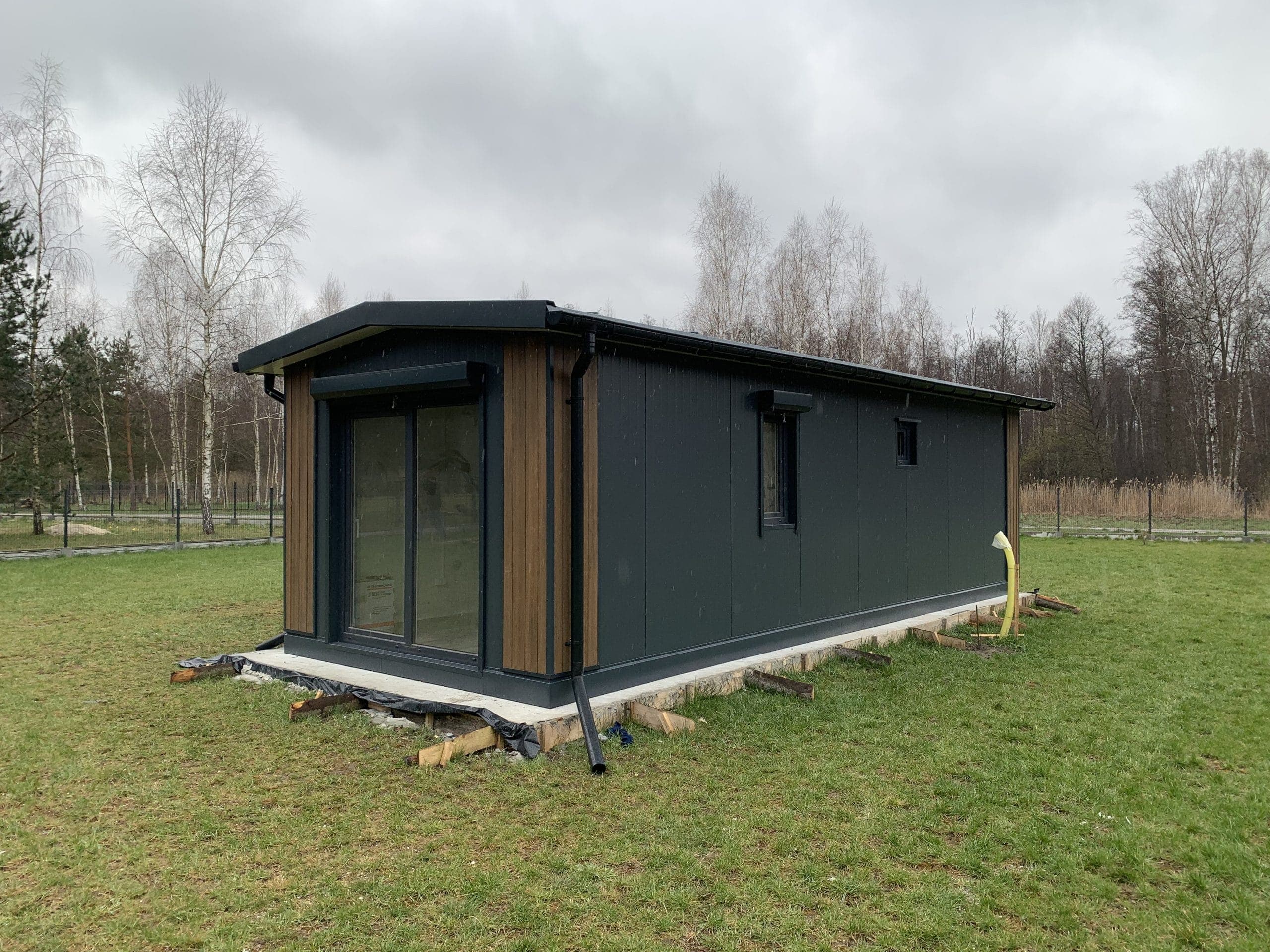 Pawilon mieszkalny 9 × 4 m, antracyt z drewnem — 36 m² — DSW Constructions Sp. z o.o. (Pawilony.pl)