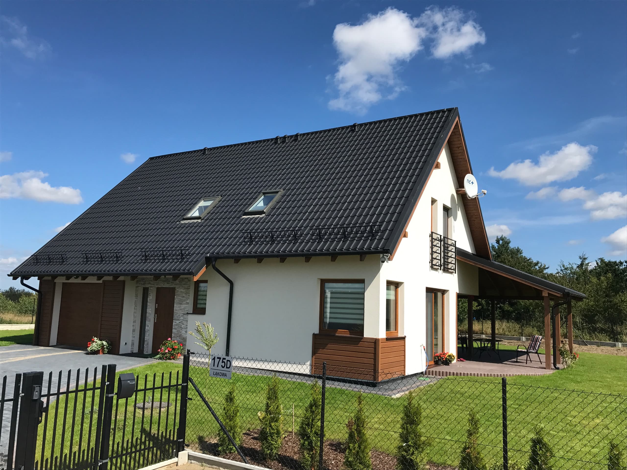 Ecohouse XXV z garażem i zadaszonym tarasem — zdjęcie realizacji producenta (2017)