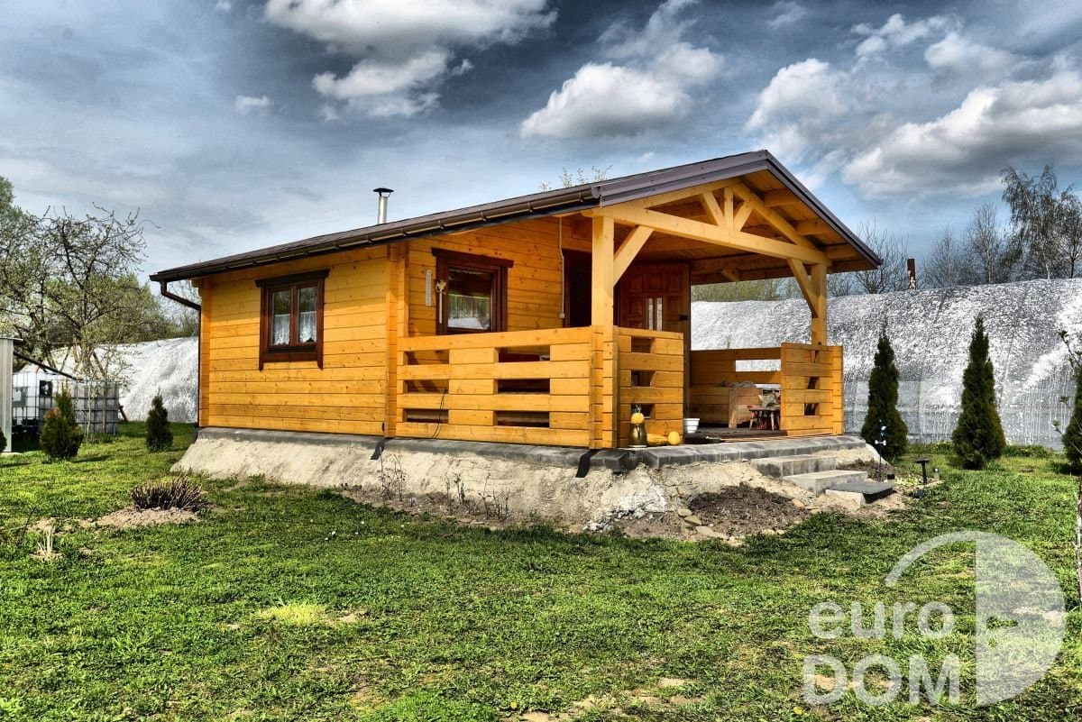 Domek letniskowy z bala 4 × 4 m z tarasem 13 m² (29 m² zabudowy) — EURODOM S.C.