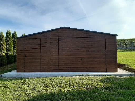 Garaż blaszany drewnopodobny 5 × 6 m, dach dwuspadowy, brama uchylna — Extrastal Tomasz Mysza