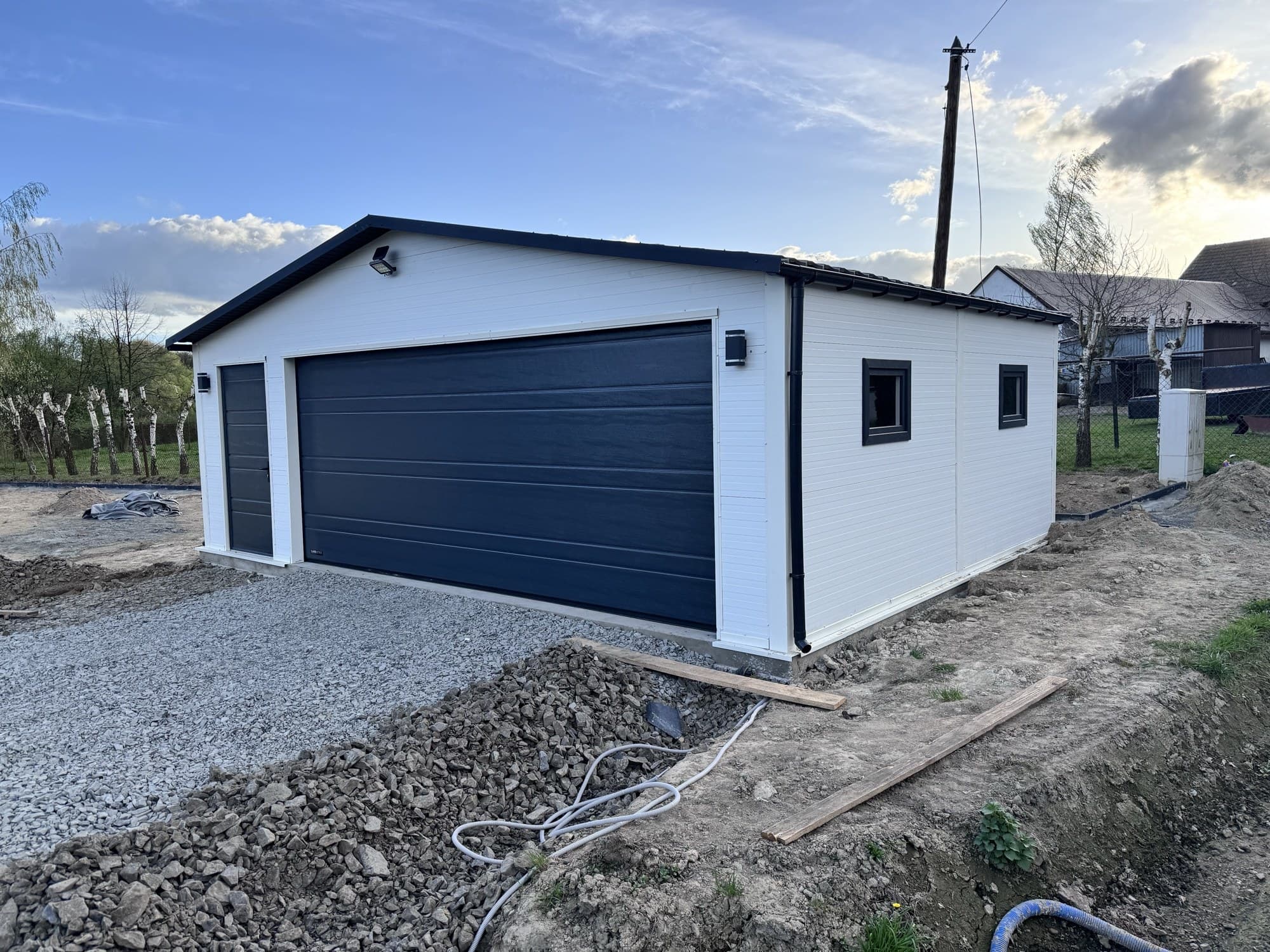 Garaż ocieplany z płyty warstwowej 8 × 6 m z bramą 5 m i automatem — 48 m² — Garaże Pająk — Sławomir Pająk