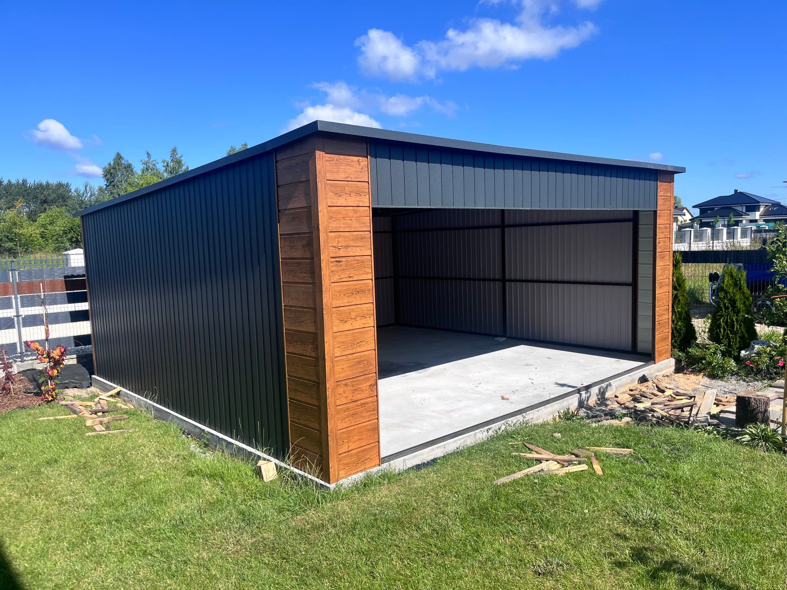 Wiata blaszana 6 × 5,8 m z otwartym frontem, grafit + złoty dąb — ok. 35 m² — Garaże Pająk — Sławomir Pająk