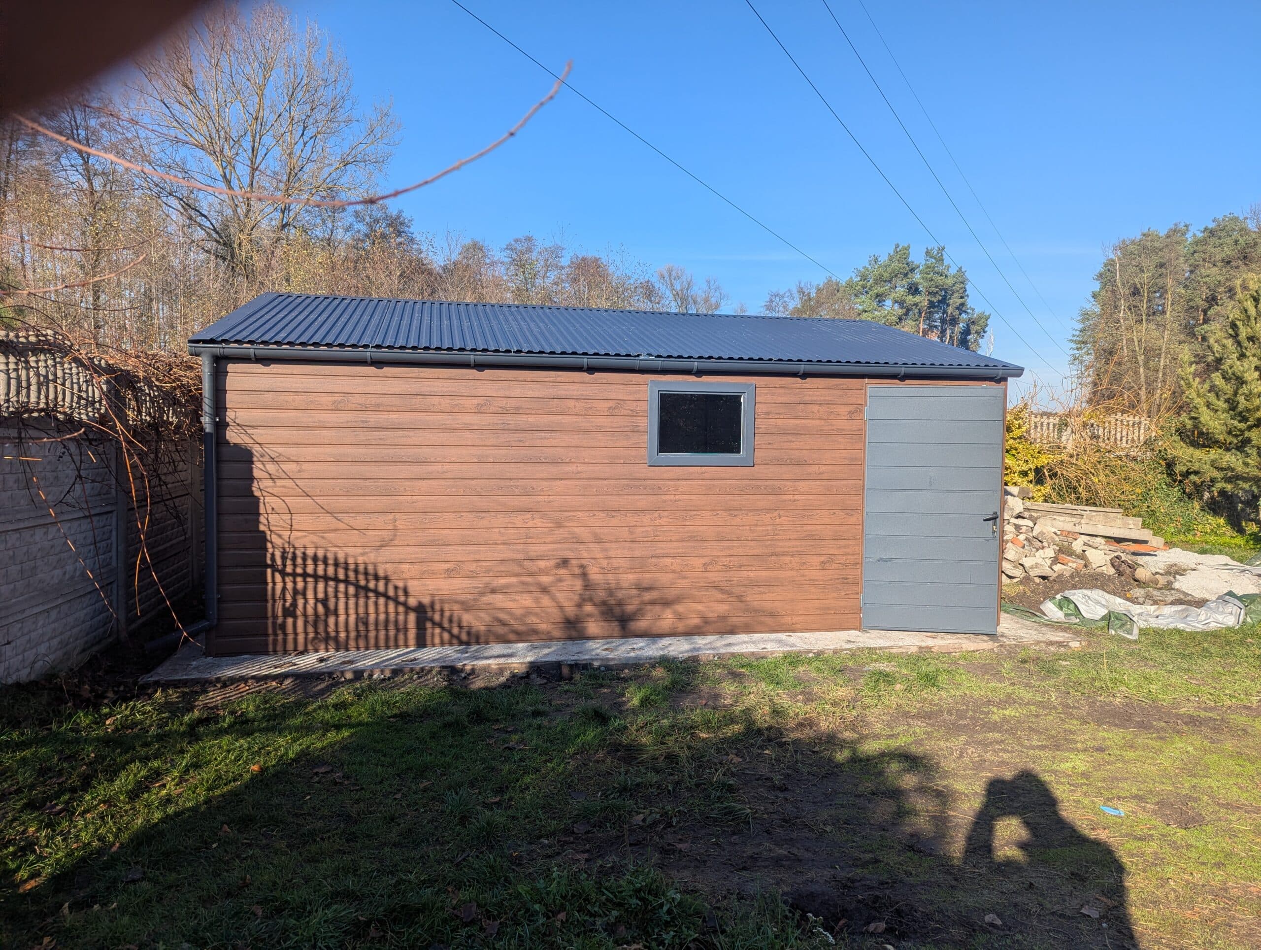 Garaż blaszany 5×6 m, drewnopodobny orzech z oknem i drzwiami — 30 m² — Gstal Konstrukcje Stalowe inż. Piotr Górka