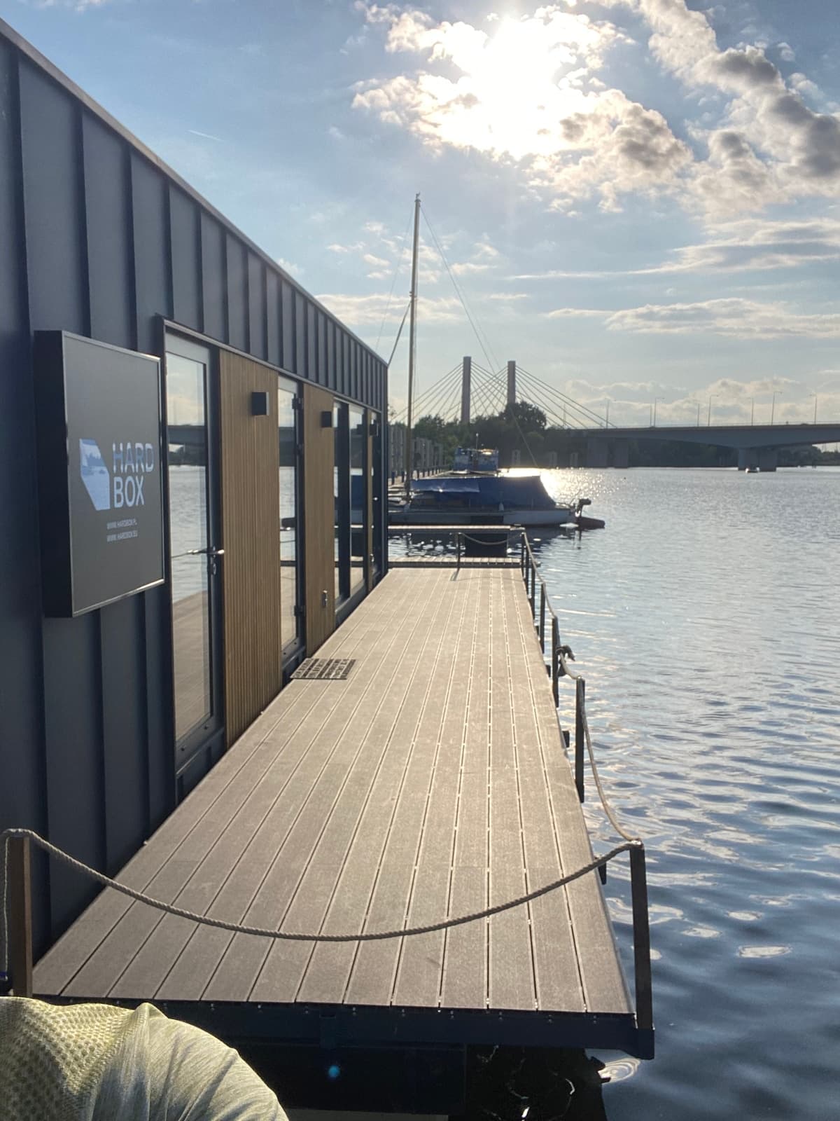 Pływający dom modułowy 38 m² na Marinie Osobowice we Wrocławiu — Hardbox (HARD BOX Sp. z o.o.)