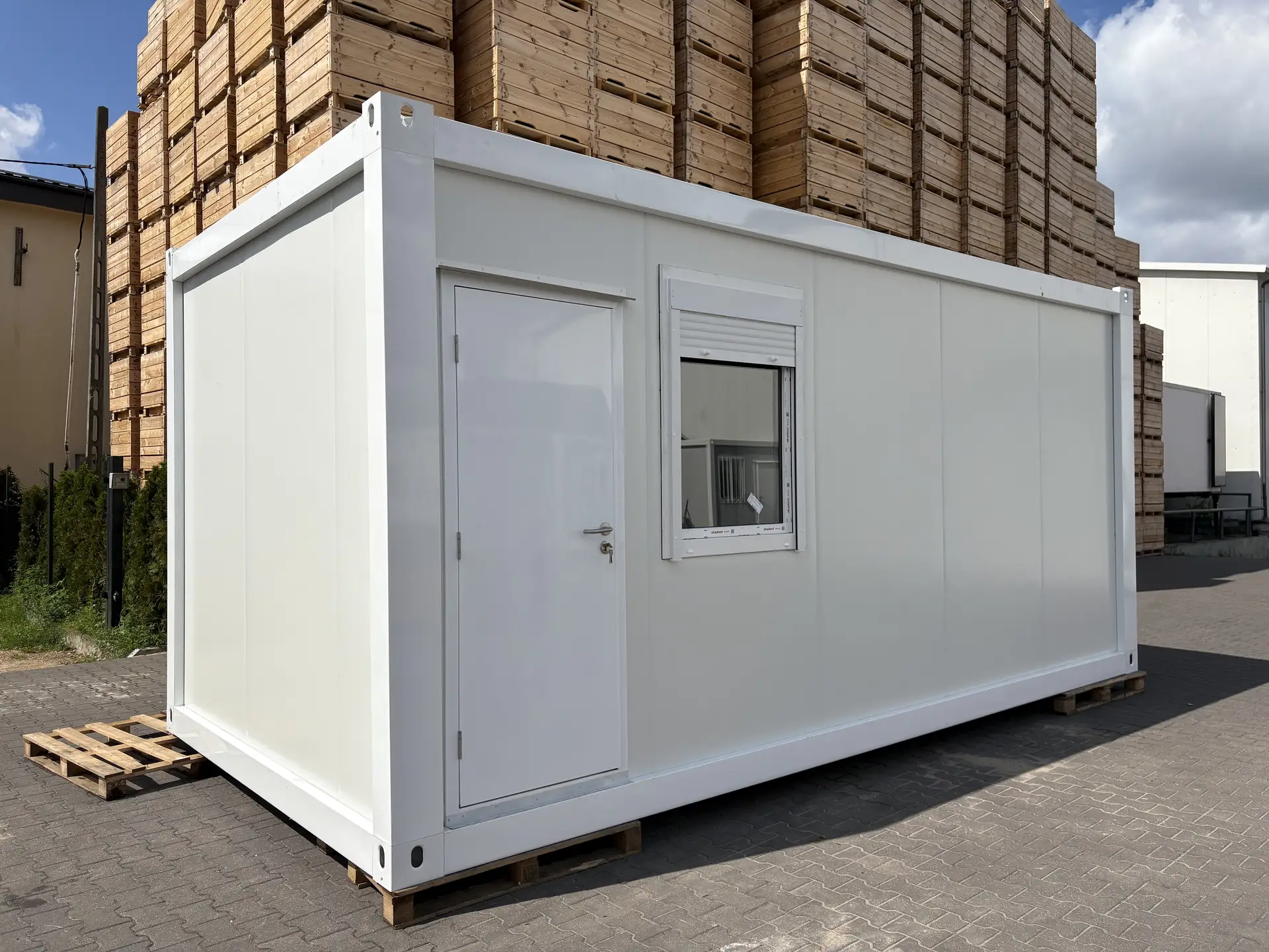 Kontener socjalno-biurowy 6 × 3 m z 2 oknami — 18 m² — HB Kontenery Konrad Muszyński