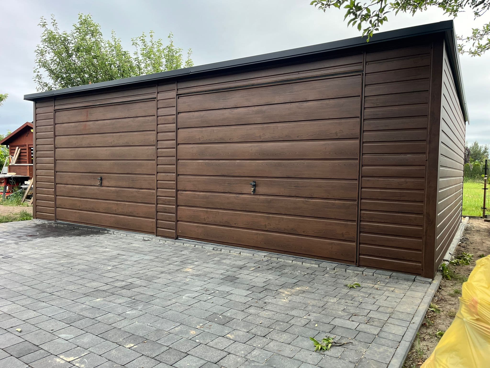 Garaż blaszany 7 × 5 m — 2 bramy uchylne, orzech ciemny — Holz-Stal Piotr Turkiewicz