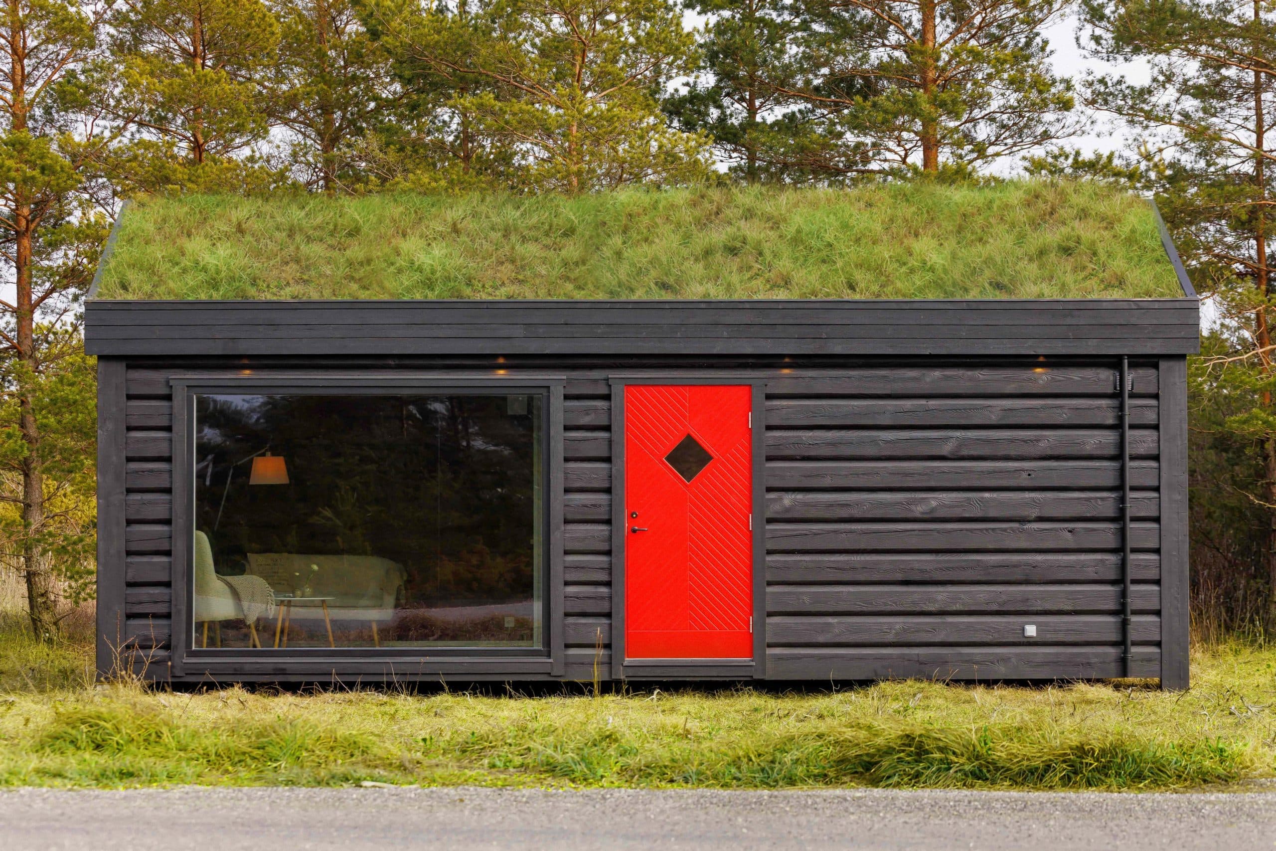 Tiny house z bali HyggeHut — 8,2 × 3,2 m, 21 m² + antresola 7 m² — UpHut OÜ (HyggeHut)