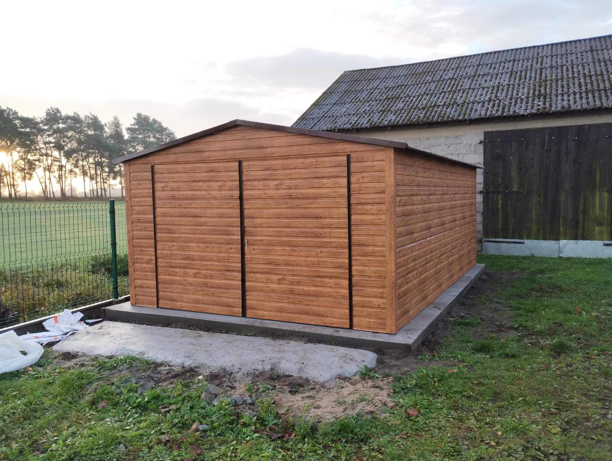 Garaż blaszany 4 × 5 m — drewnopodobny, dach dwuspadowy — IGOPOL Garaże Blaszane — Paweł Jarząbski