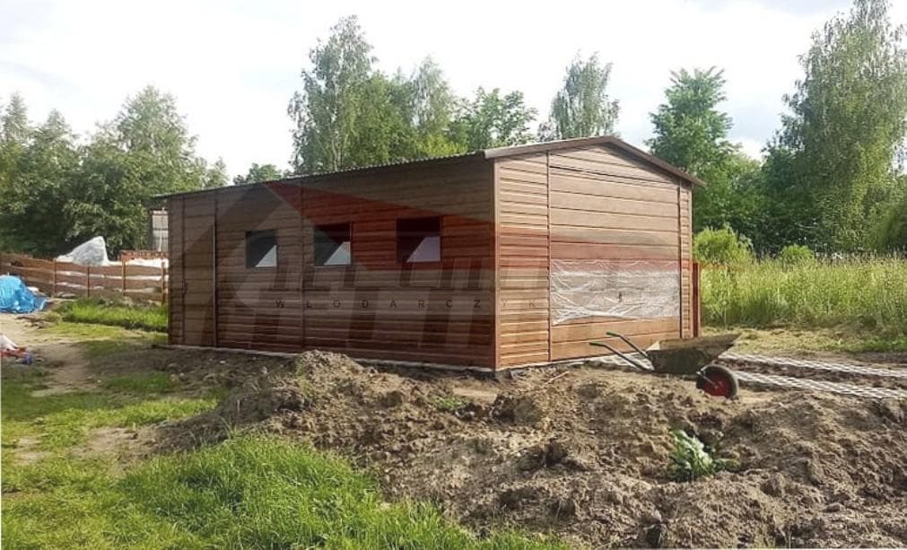 Garaż blaszany dwuspadowy drewnopodobny ORZECH 4 × 7 m — KELMET Sp. z o.o.