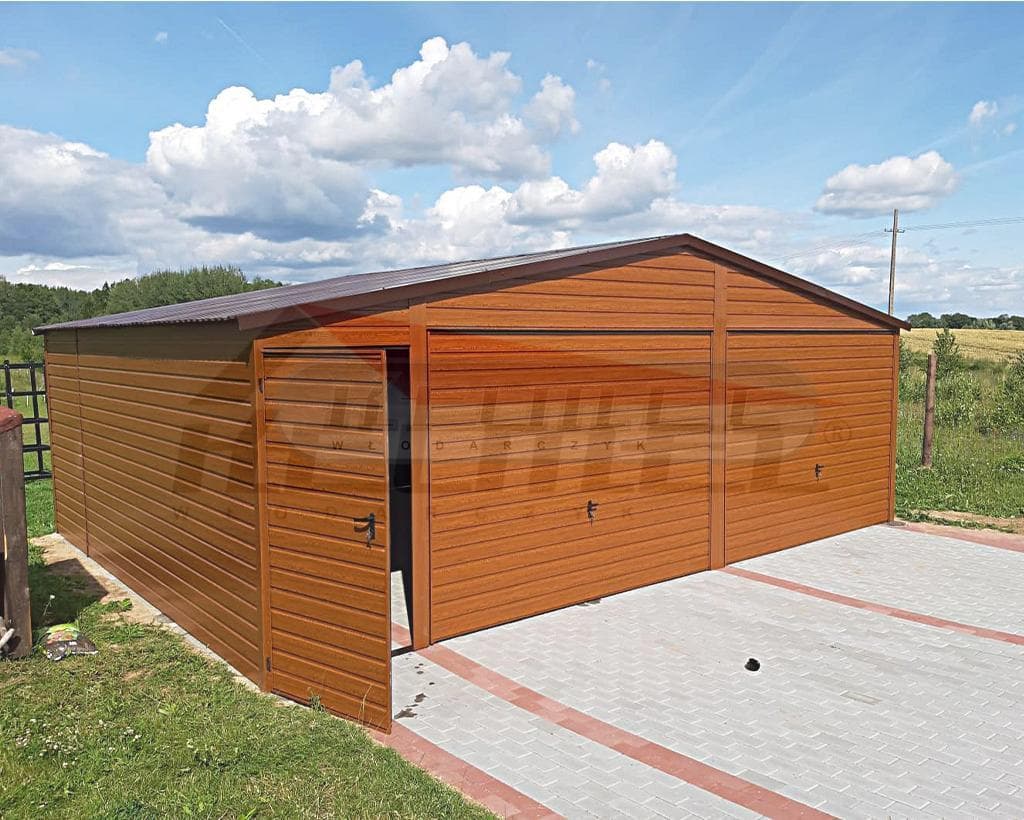 Garaż blaszany dwuspadowy drewnopodobny ZŁOTY DĄB 7 × 6 m, dwie bramy — KELMET Sp. z o.o.