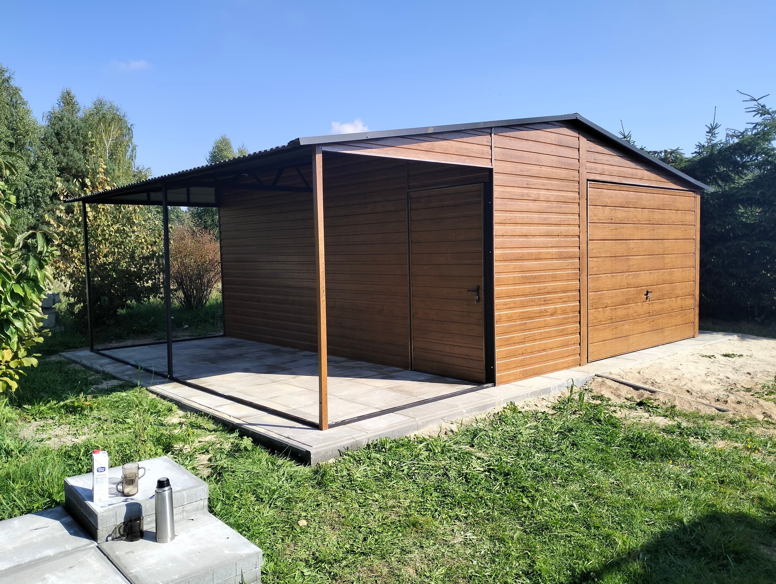 Garaż blaszany z wiatą, dwuspadowy MULTIGROS 6 × 5 m — KELMET Sp. z o.o.