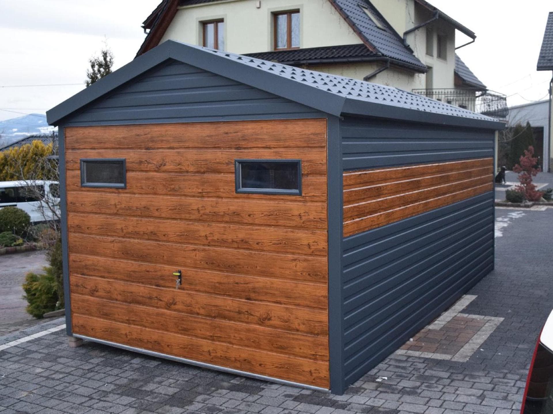 Garaż blaszany 3 × 5 m EXTRALINE-PRO, dach dwuspadowy z blachodachówki — KONSTAL Sp. z o.o.