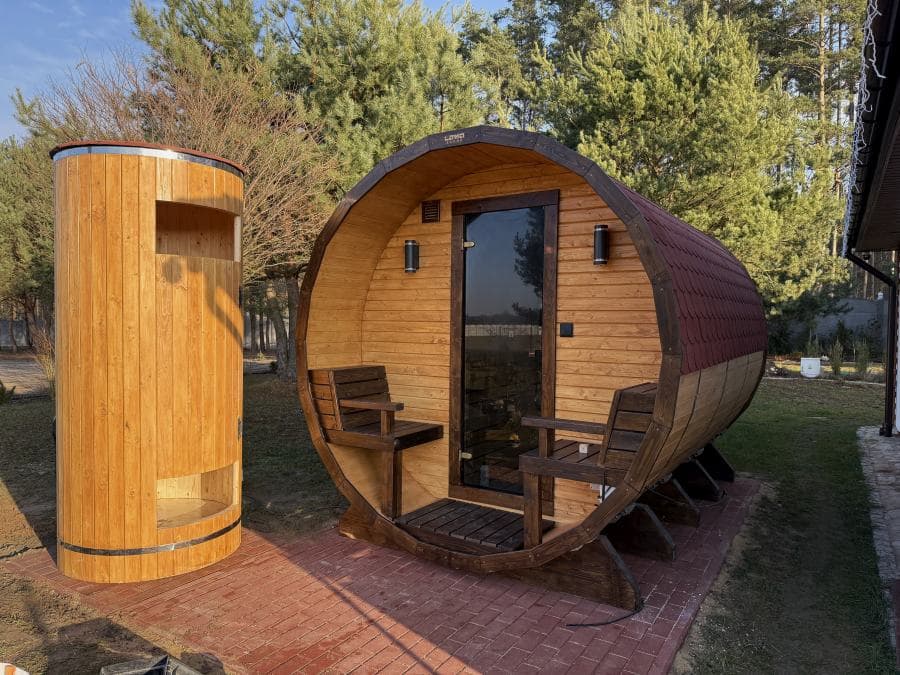 Sauna ogrodowa beczka z panoramicznym oknem w Jaźwinach — Lawa Sauna (PUH Pachola Łukasz Pacholski)