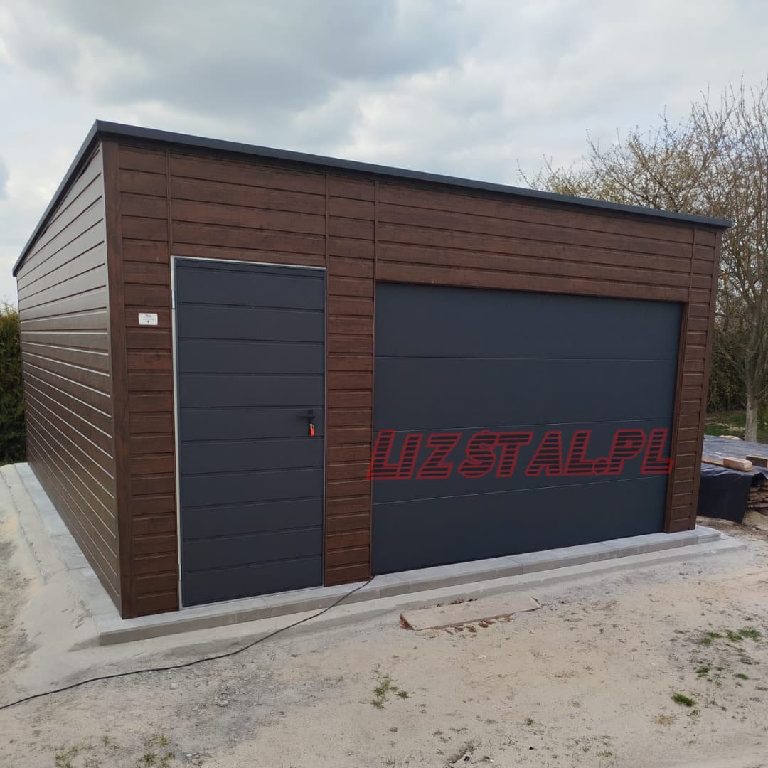 Garaż blaszany 5 × 6 m z bramą segmentową 300 × 200 cm, orzech — Liz-Stal