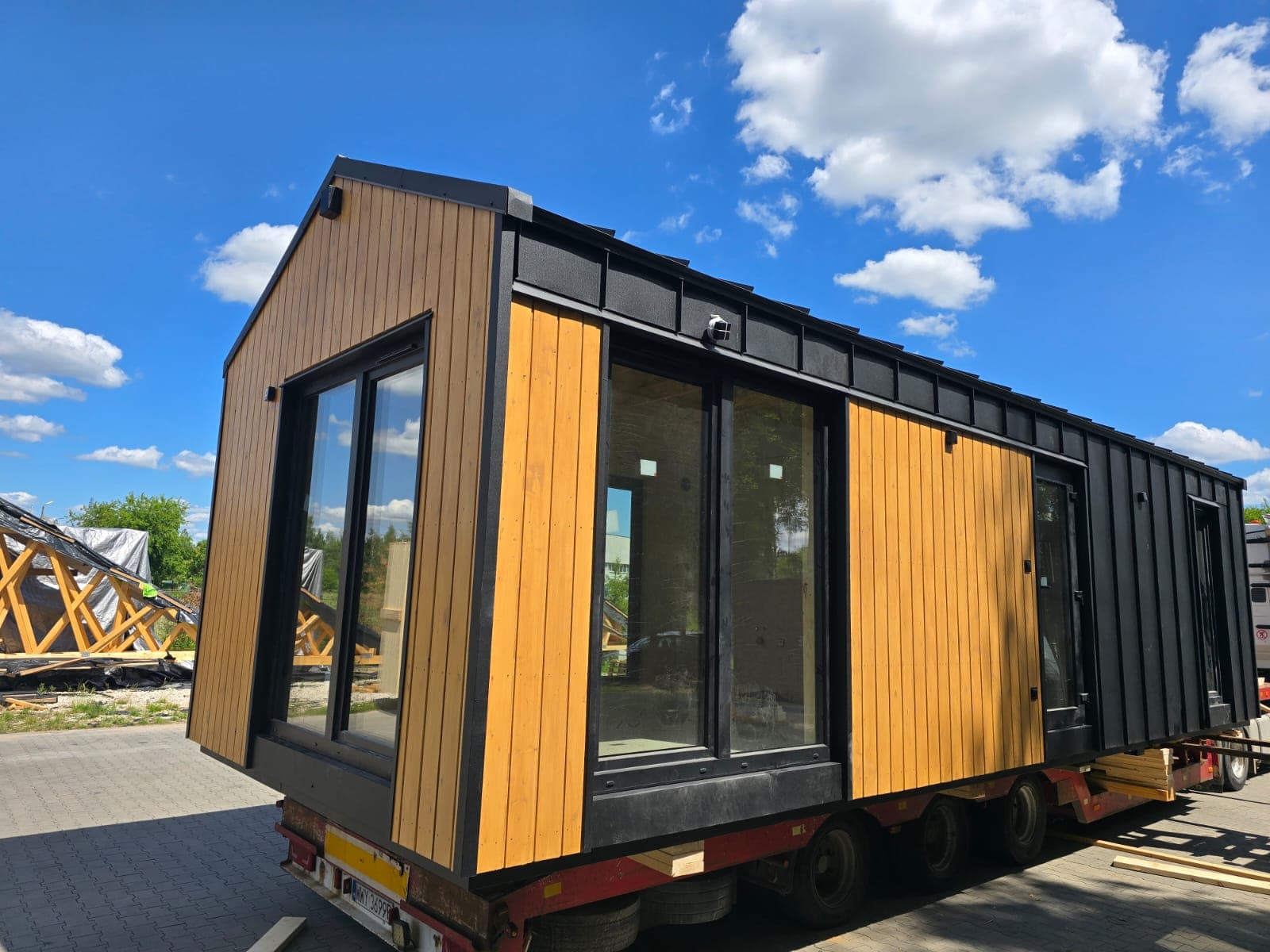 Dom mobilny 35 m² na zgłoszenie — moduł 10 × 3,5 m z antresolą — model domu