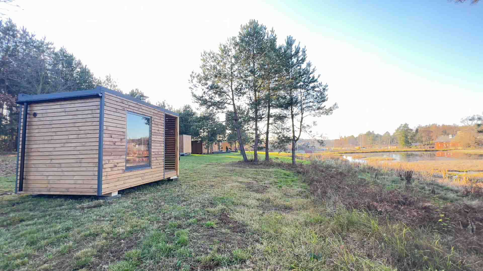 Sauna ogrodowa nowoczesna z przedsionkiem 235 × 245 cm, piec na drewno (wersja premium) — Luźny Sęk
