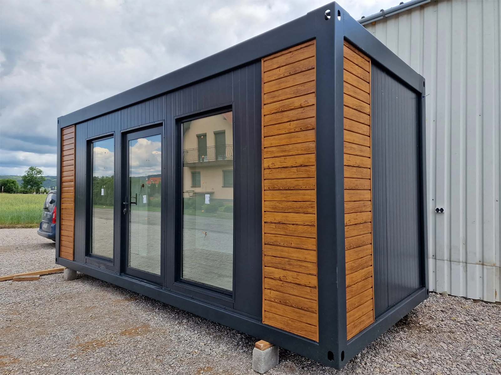 Kontener handlowy MC1.B z witrynami — 18 m², Mocny