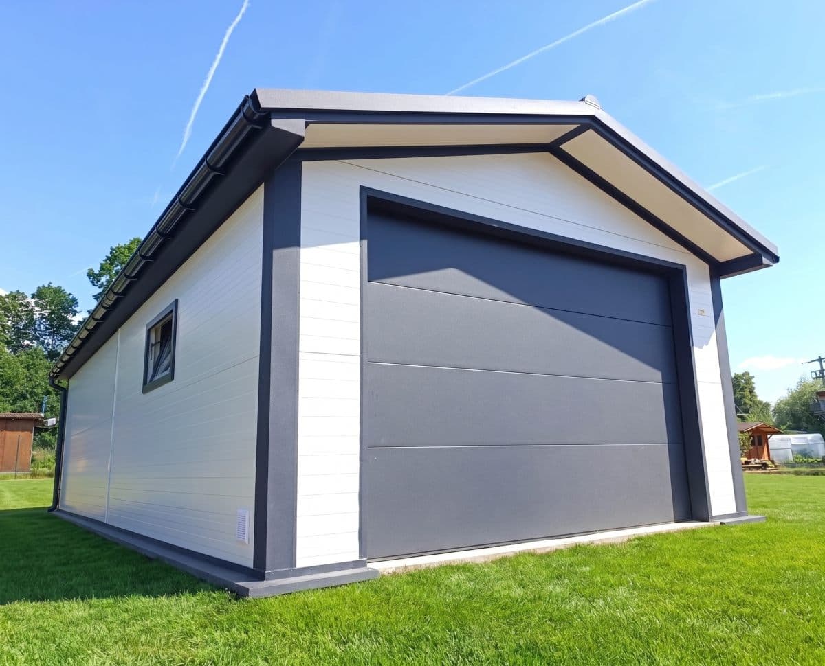 Garaż ocieplany z płyty warstwowej — 4 × 9 m — MODERN-GARAGE Łukasz Iwan, Jakub Lizak s.c.