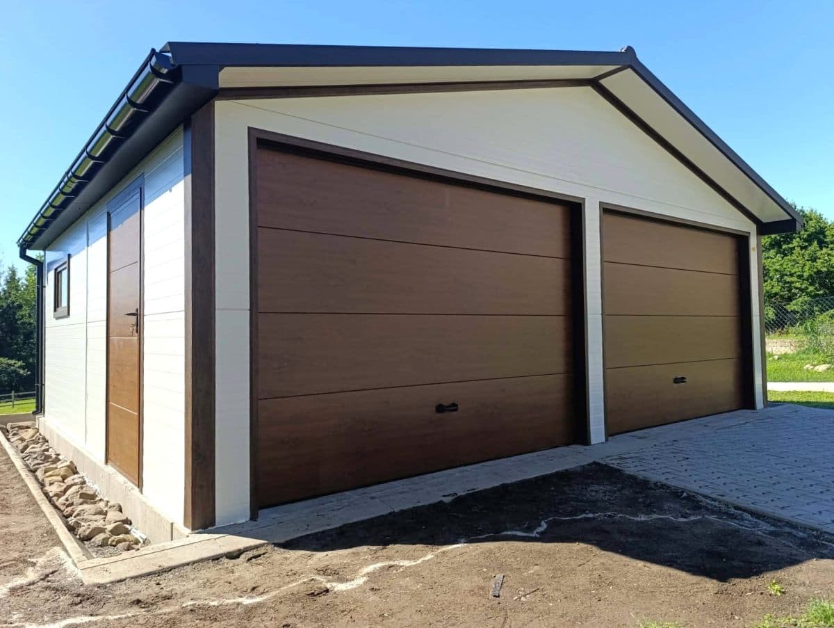 Garaż ocieplany z płyty warstwowej — 7 × 6 m, dwustanowiskowy — MODERN-GARAGE Łukasz Iwan, Jakub Lizak s.c.