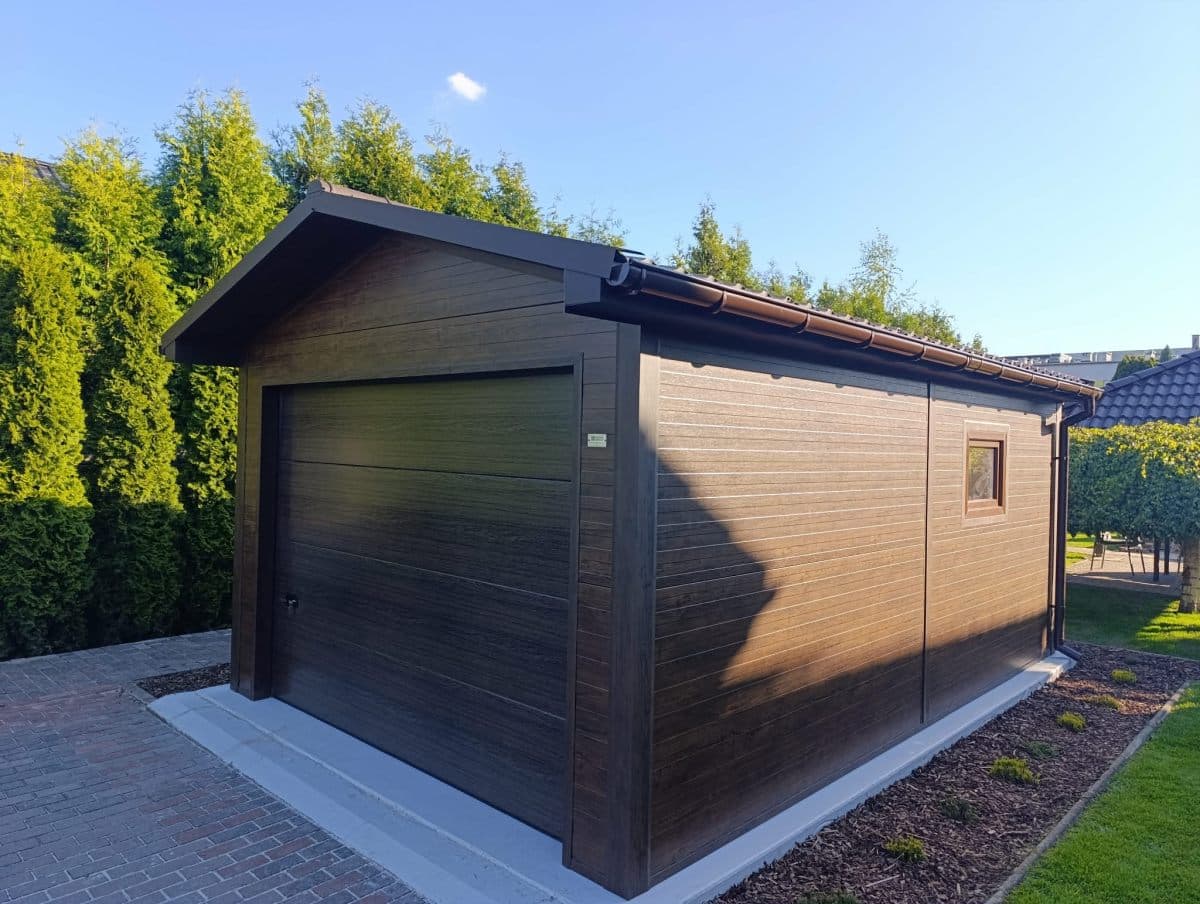 Garaż z płyty warstwowej w kolorze orzech — 3,5 × 5,5 m — MODERN-GARAGE Łukasz Iwan, Jakub Lizak s.c.