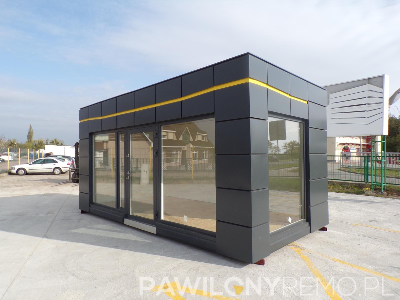 Pawilon handlowy K18 — 6 × 3 m z trzema witrynami — model domu