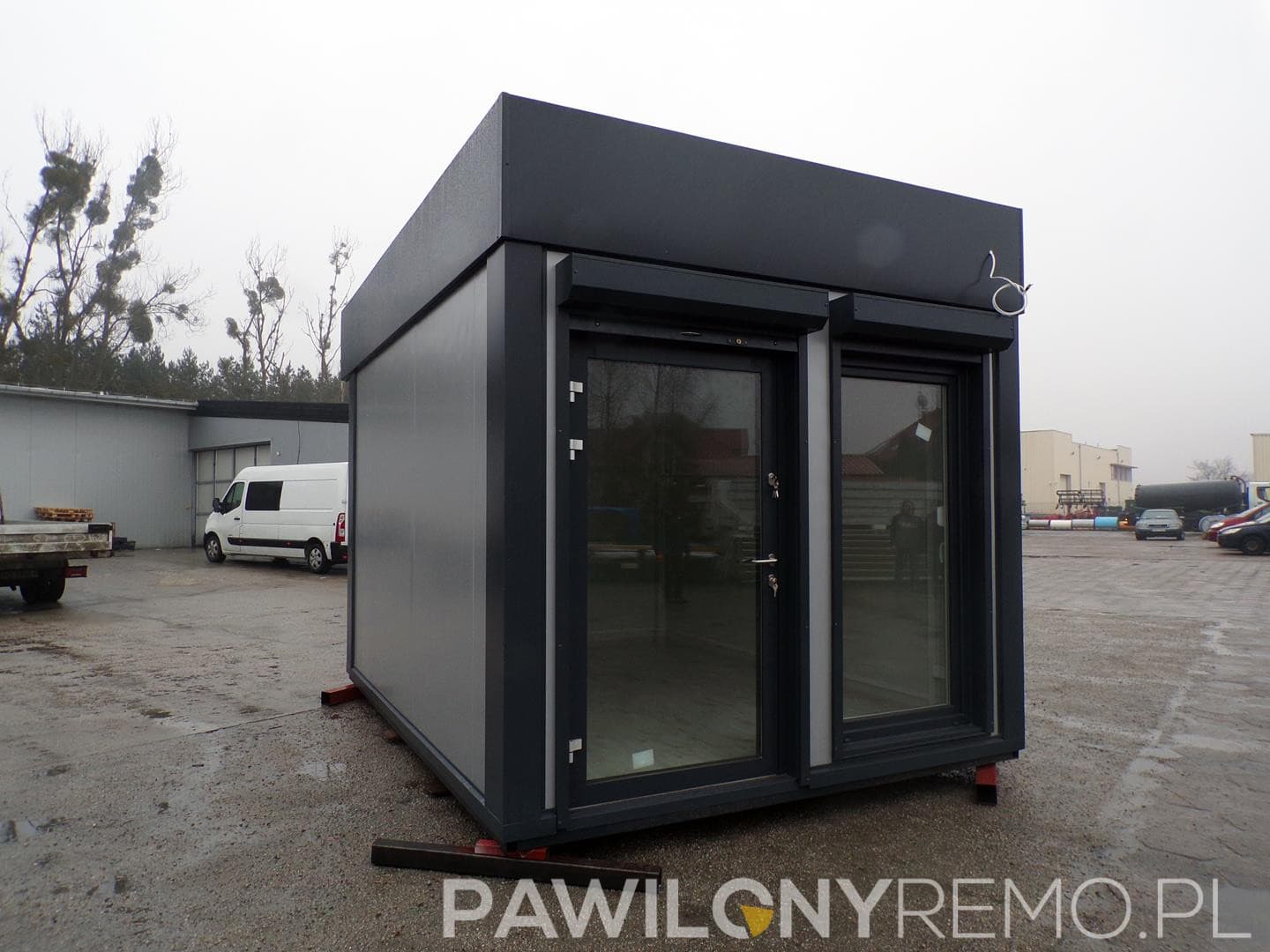 Pawilon handlowy P12 — 3 × 4 m z roletami — model domu