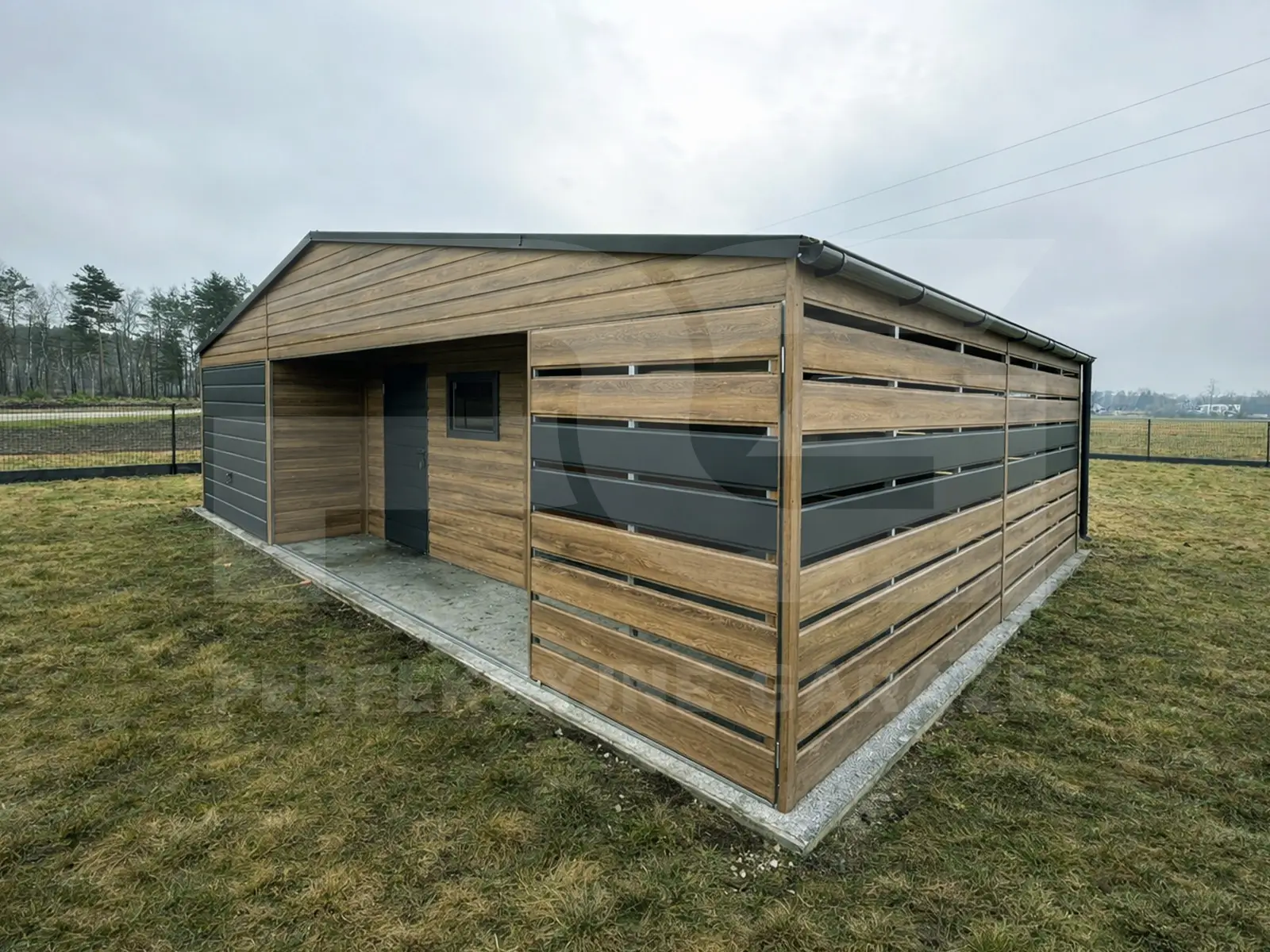 Garaż blaszany Premium 9 × 6 m z pomieszczeniem gospodarczym i wiatą — Perfekcyjne Garaże (M-Trans Paweł Murzyn)