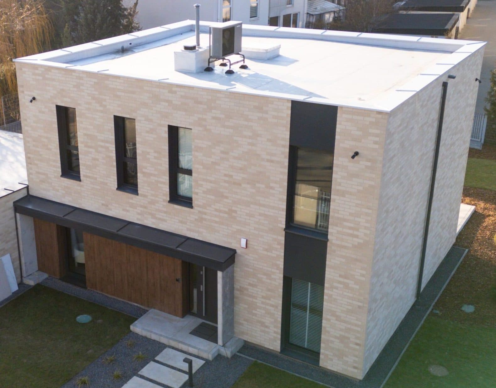Dom z prefabrykatów betonowych MASTER 160 — piętrowy z płaskim dachem, 157 m² — model domu
