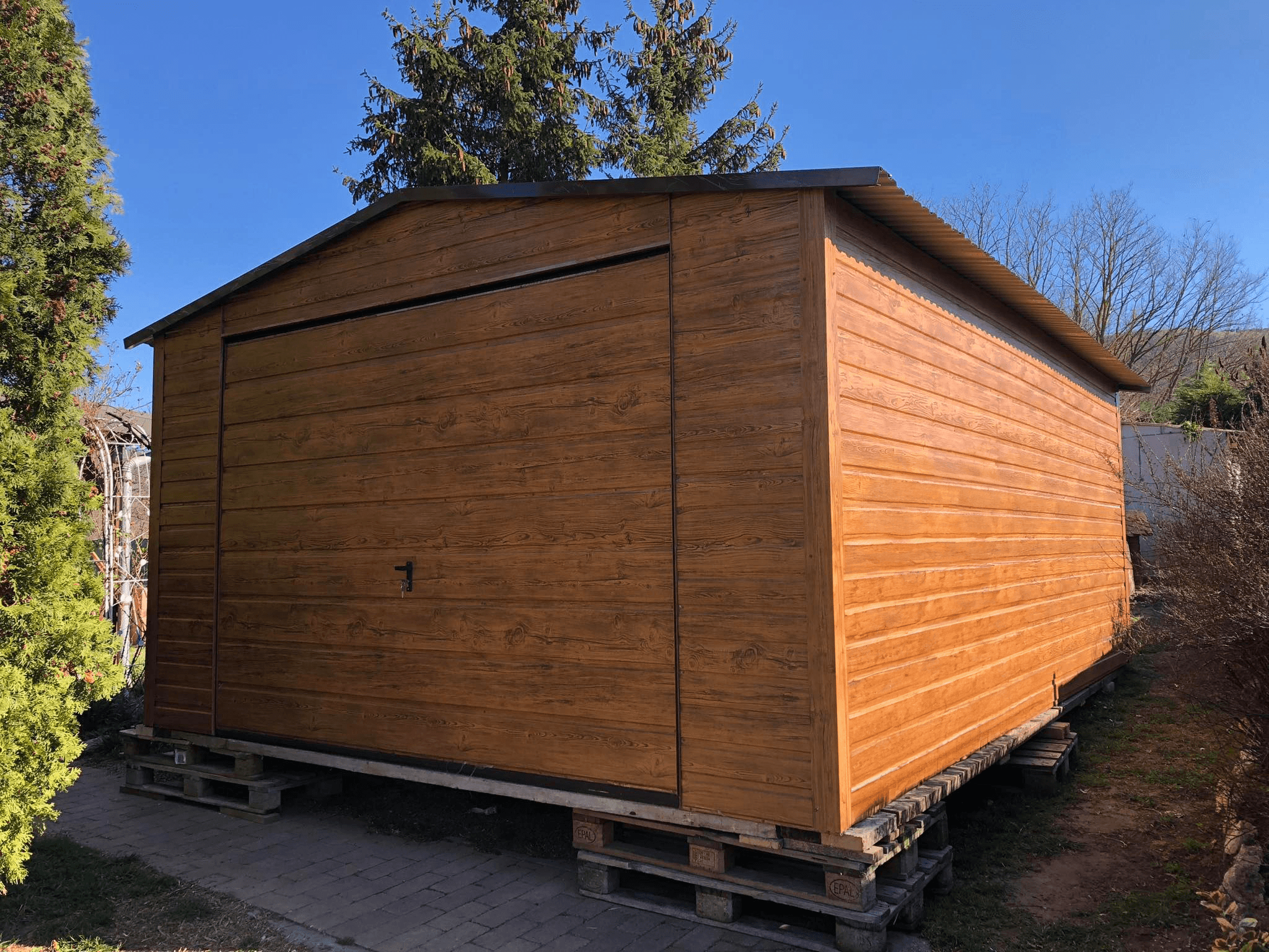 Garaż blaszany Modern 4 × 6 m, dąb złoty, brama uchylna — Profi-Stahl Bartłomiej Czaja Piotr Czaja s.c. (garajedintabla.ro)