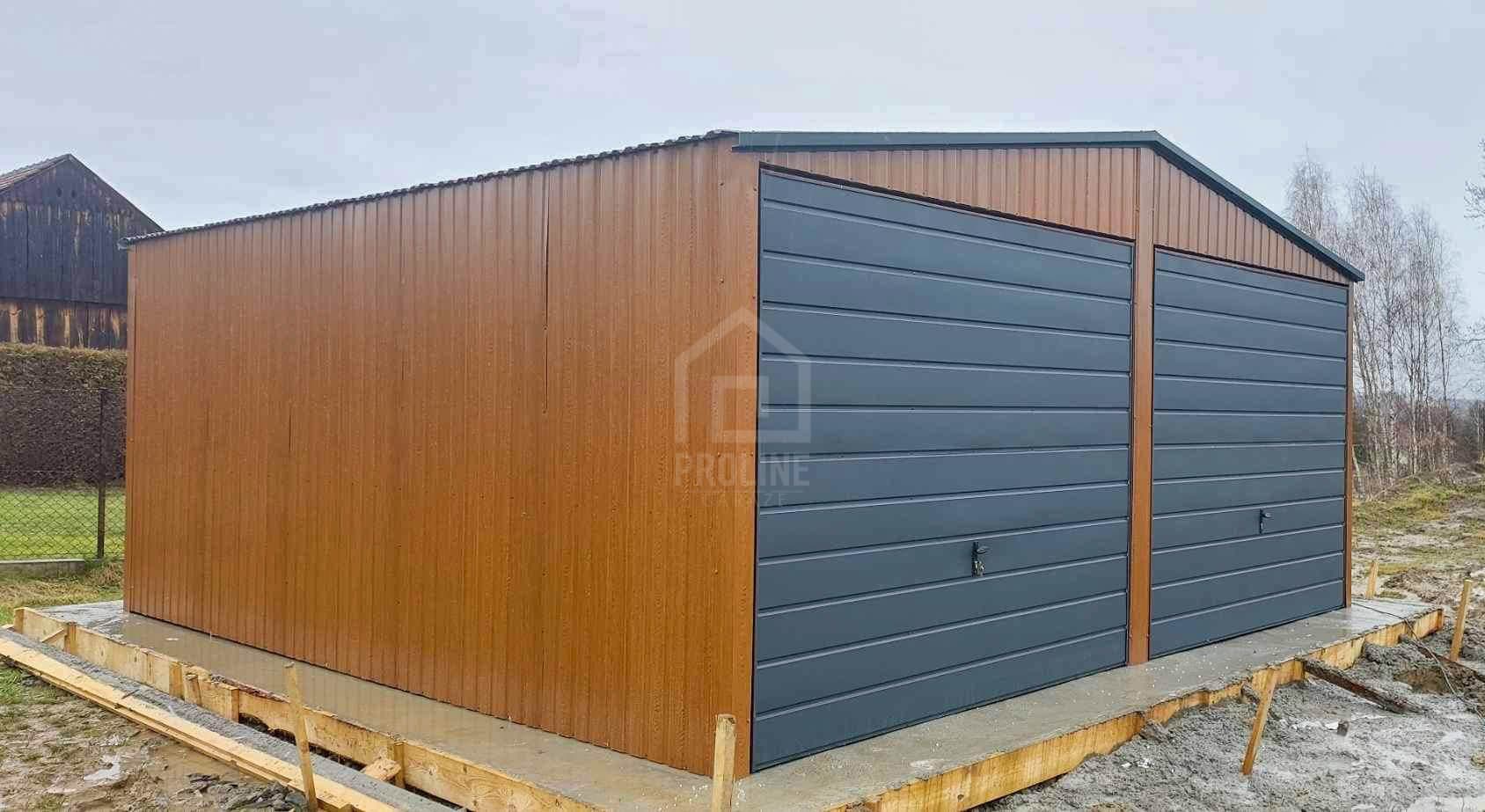 Garaż blaszany 6 × 6 m, dwie bramy uchylne, drzwi, złoty dąb (PLG259) — PROLINE Garaże (BK Garaże A. Kubacki, P. Kubacki s.c.)