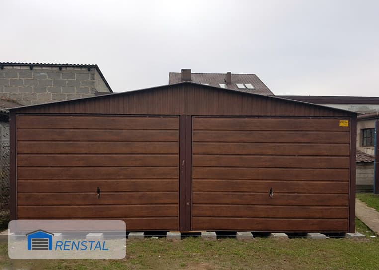 Garaż blaszany 6 × 6 m z dachem dwuspadowym i dwiema bramami, kolor orzech — 36 m² — FPHU Renstal — producent garaży blaszanych